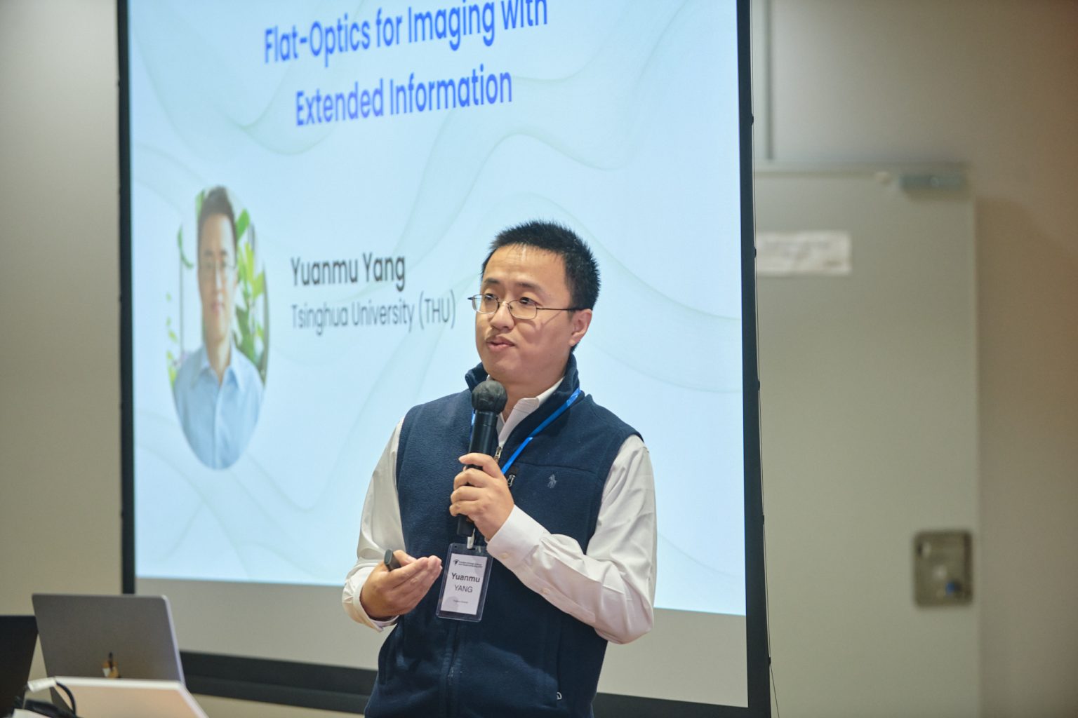 Prof. Yuanmu YANG from the Tsinghua University (THU) delivered the workshop “Flat-Optics for Imaging with Extended Information”.