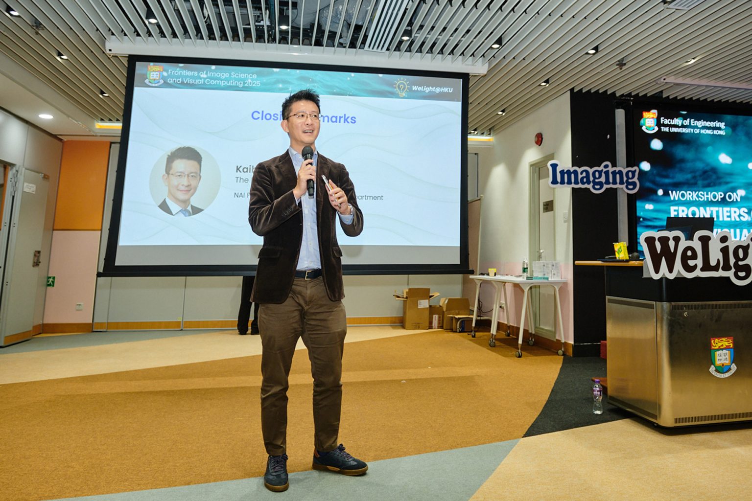 Prof. Kaibin HUANG, Head of the HKU Department of Electrical and Electronic Engineering, delivered closing remarks for the event.