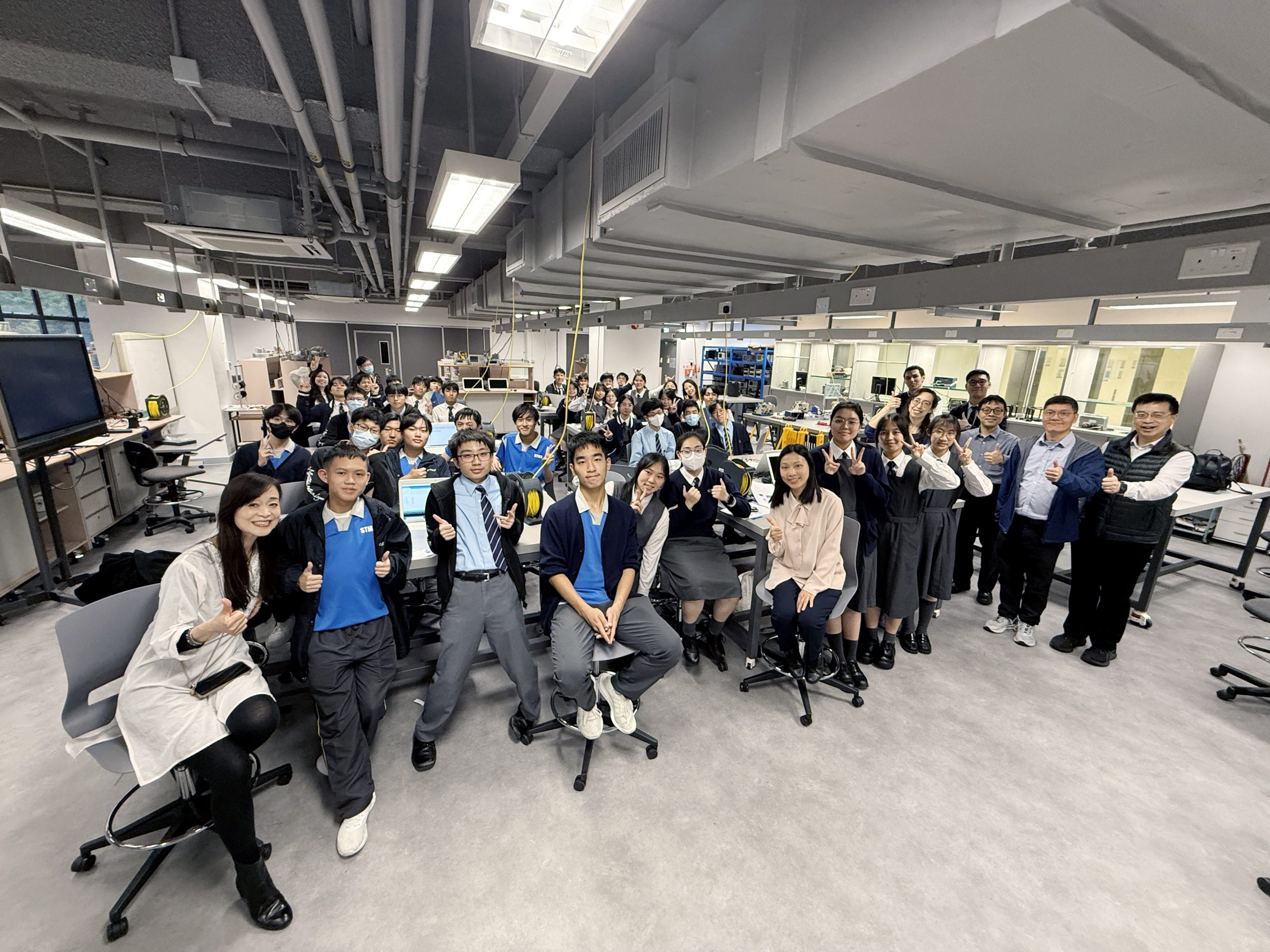 Group photo in the Lab.