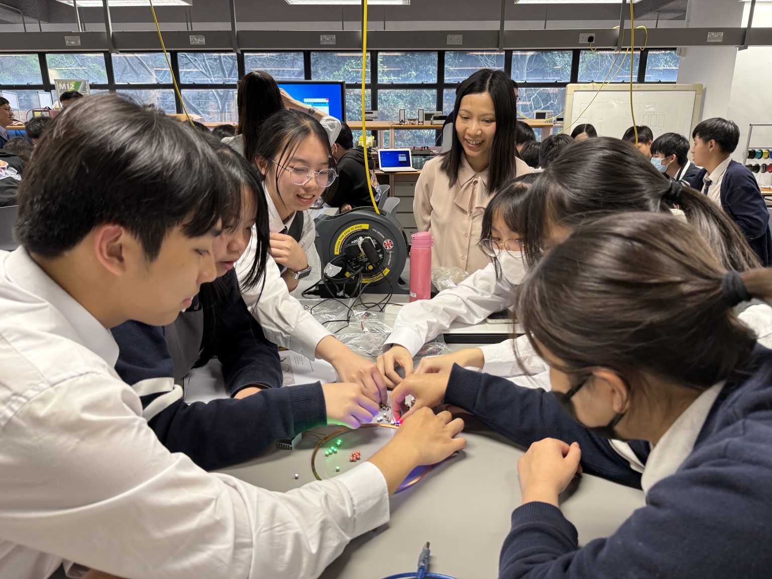 The student group actively participated in the hands-on session under the guidance of Prof. Edith NGAI from the Department.