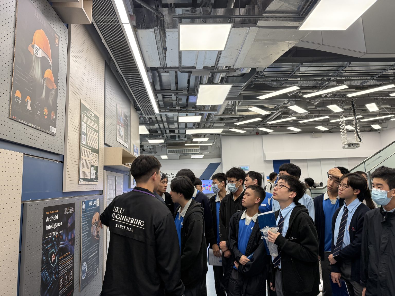 The visit concluded with a guided tour of the Tam Wing Fan Innovation Wing One.