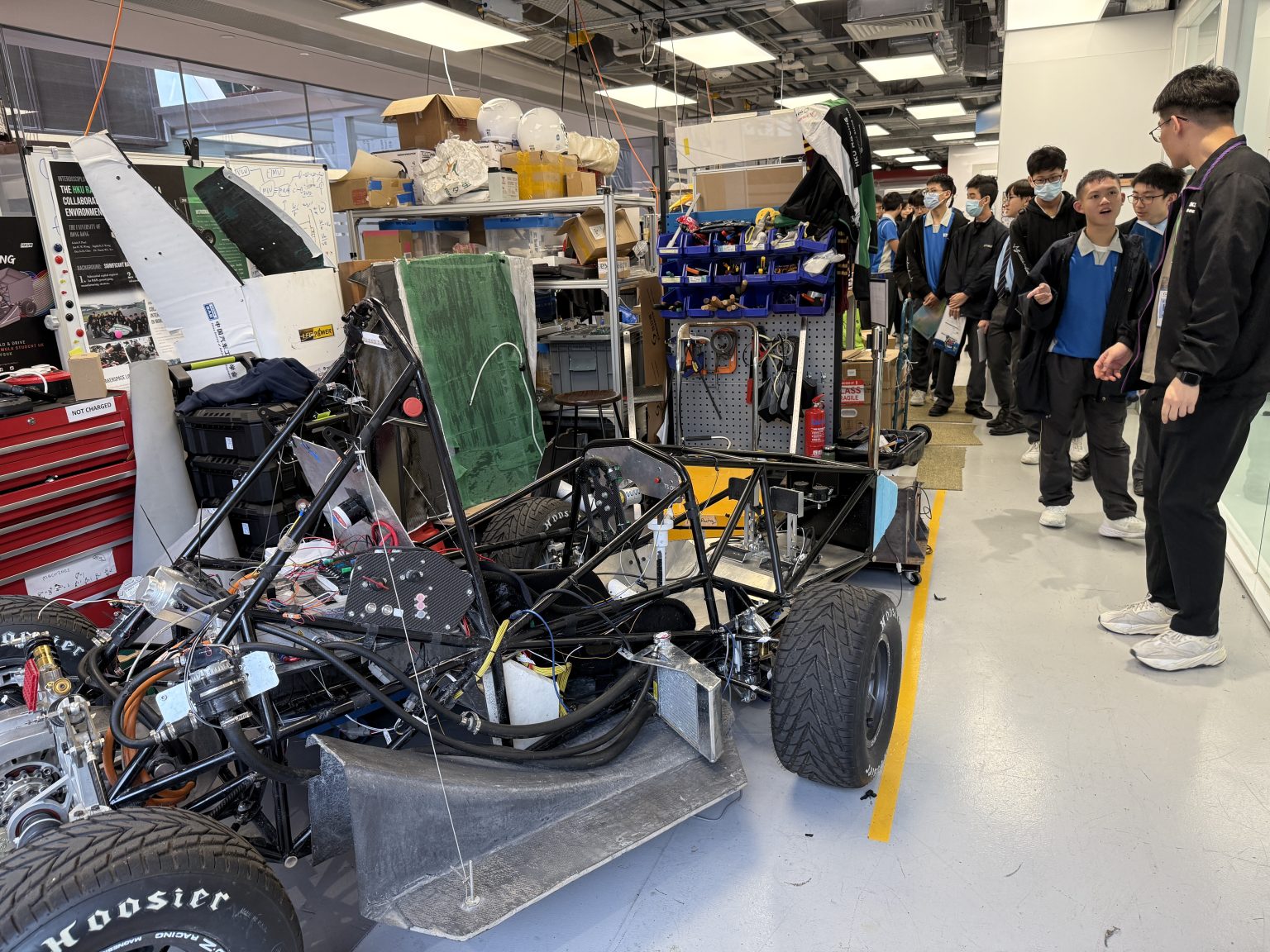 The visit concluded with a guided tour of the Tam Wing Fan Innovation Wing One.