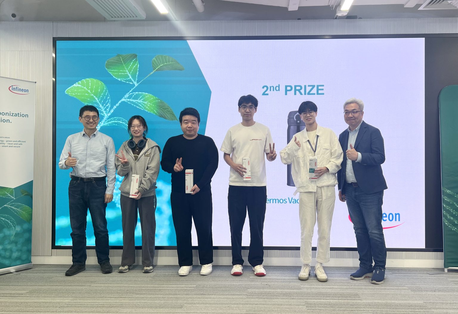 Prof. Can LI (left), the Program Director of Electronic Enginnering, awards prizes to participants during the lucky draw session.