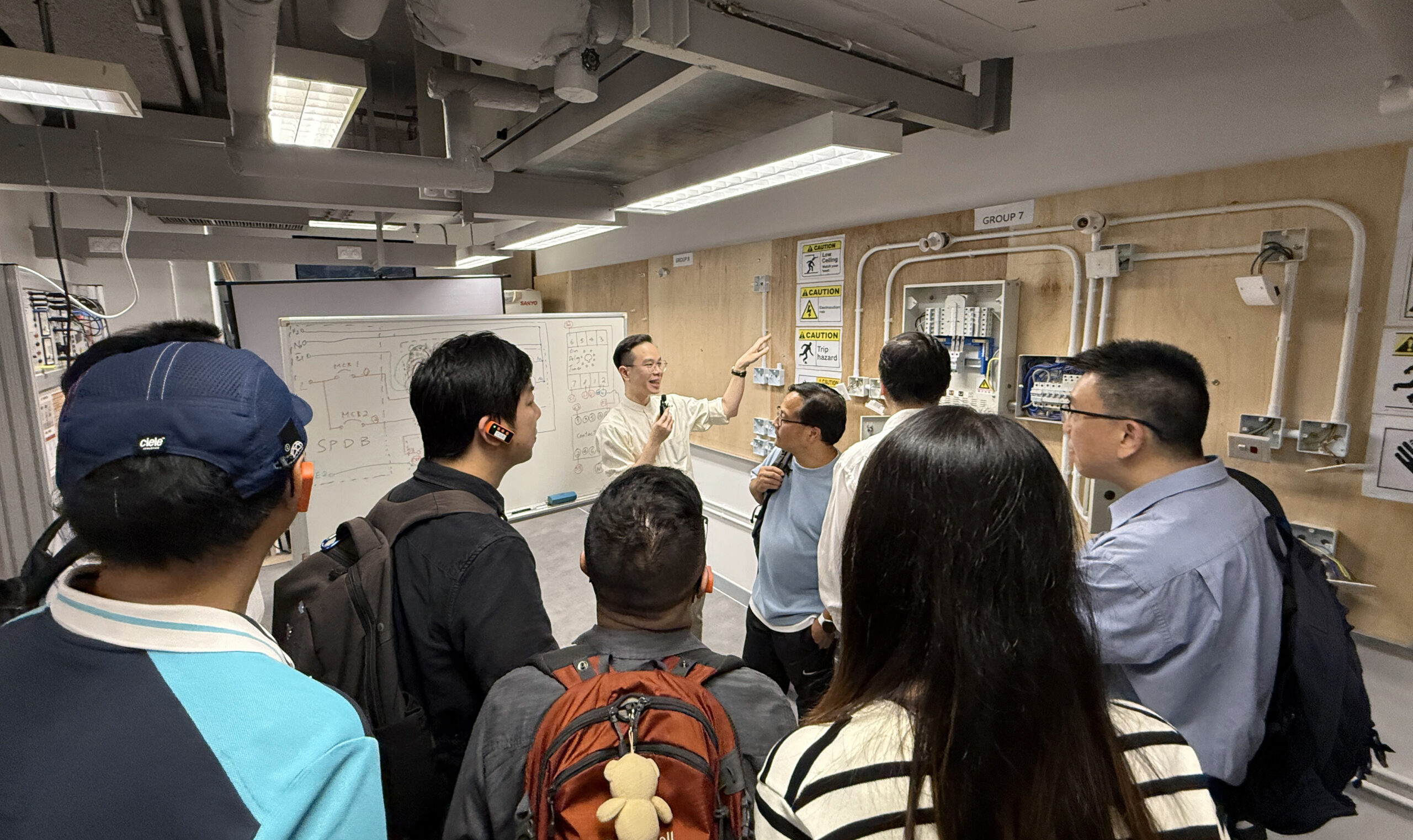 Class of 1995 visit to EEE laboratories