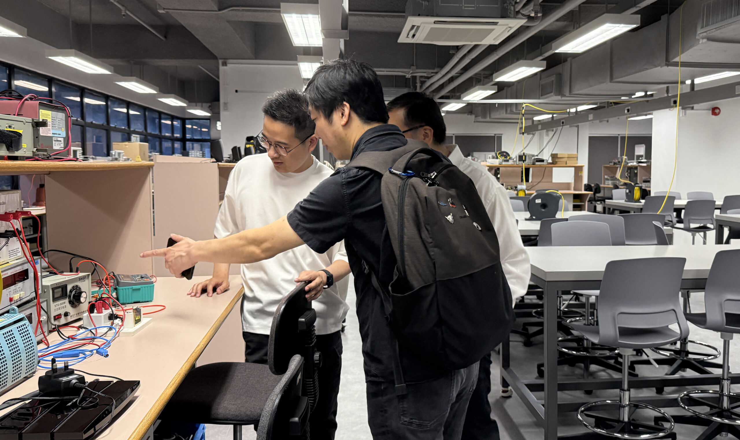 Class of 1995 visit to EEE laboratories