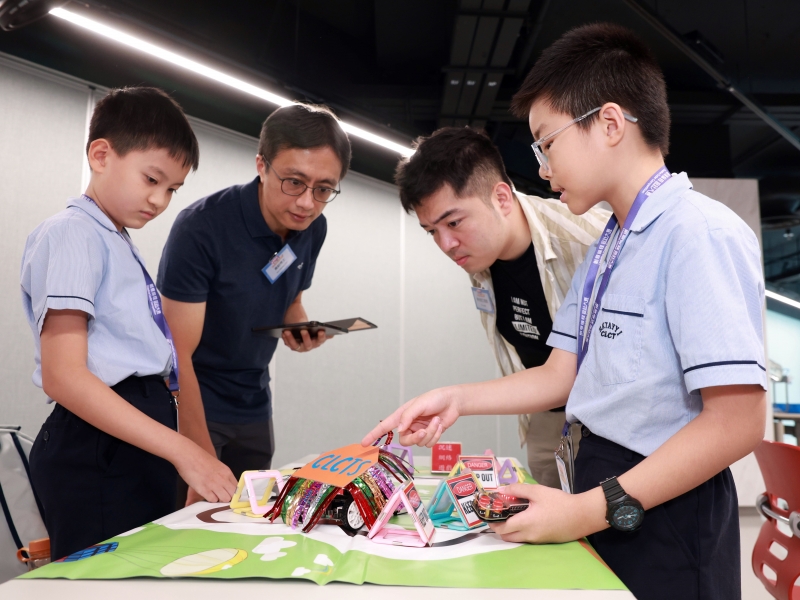 Judges evaluated the performance of each team.