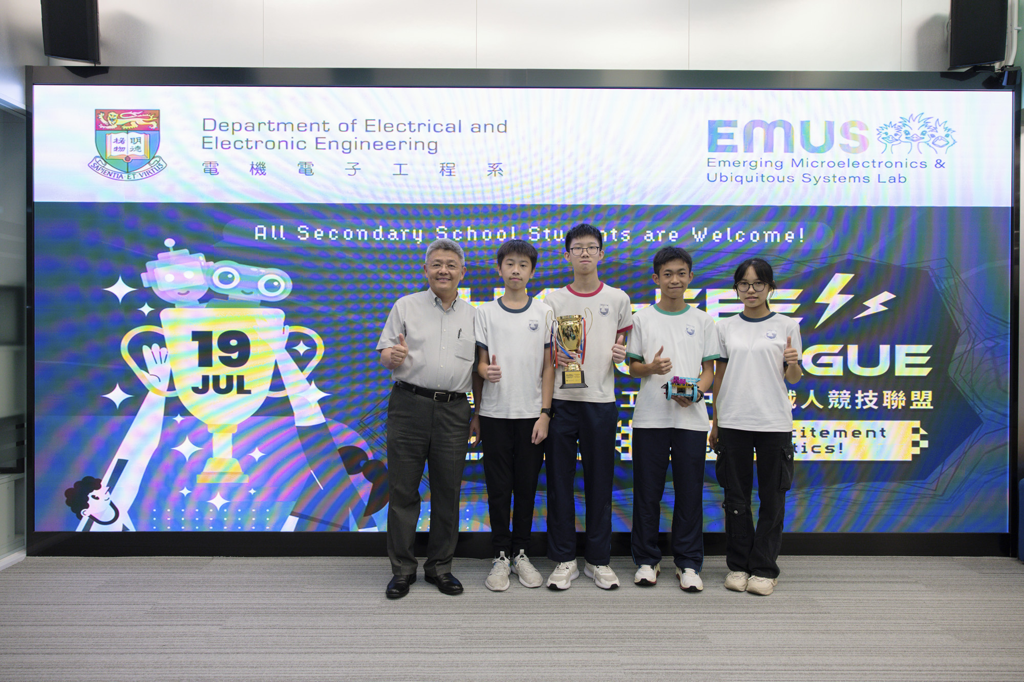 Dr. Victor Chung Sing LEE presented the Champion award for Maze Challenge to the student team from the Tseung Kwan O Government Secondary School.