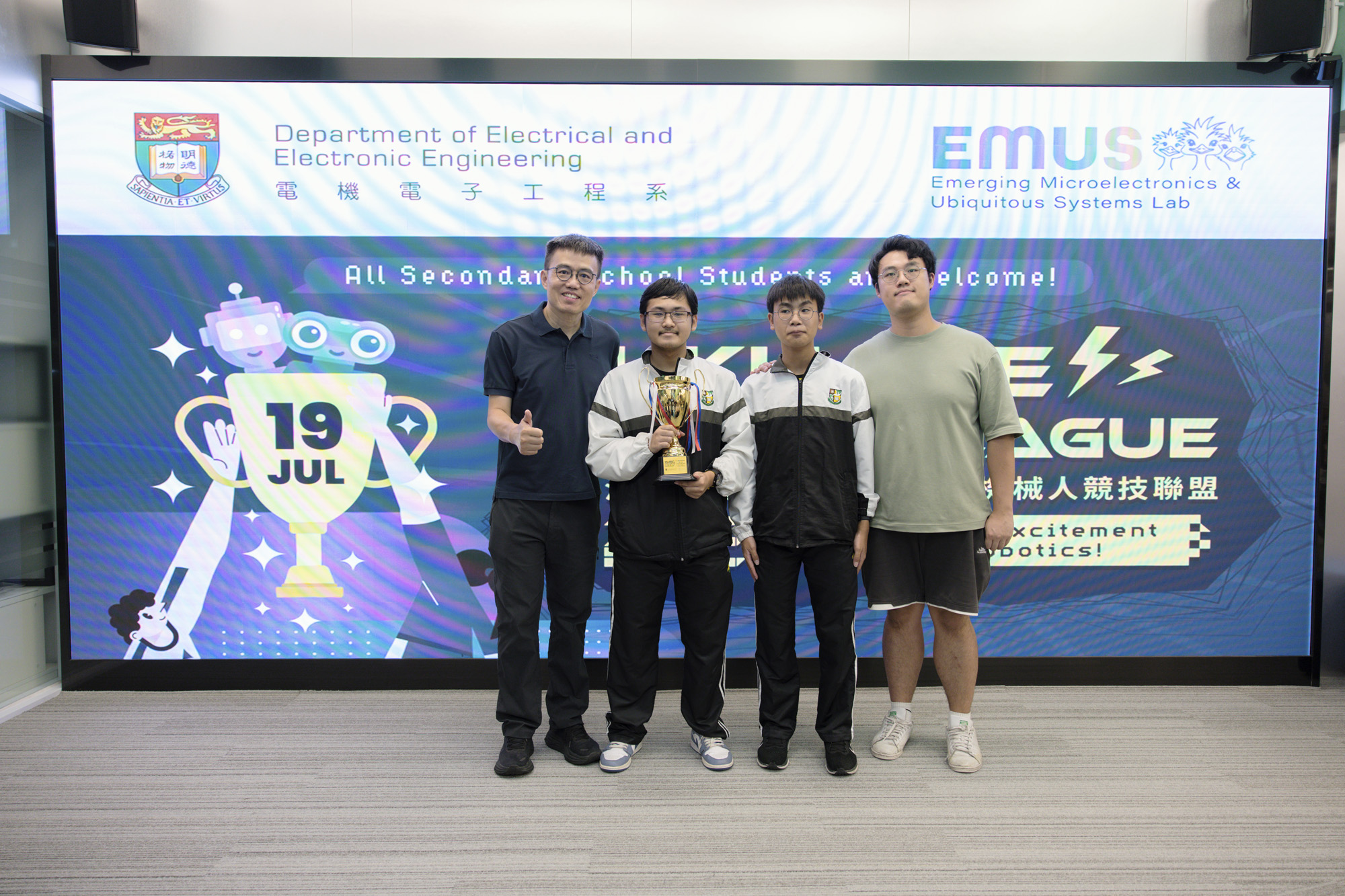 Dr. Victor Chung Sing LEE presented the Champion award for Maze Challenge to the student team from the Tseung Kwan O Government Secondary School.