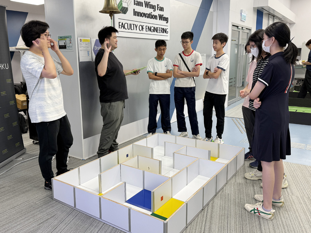 Judges explain the important notes to students before the challenge of maze.