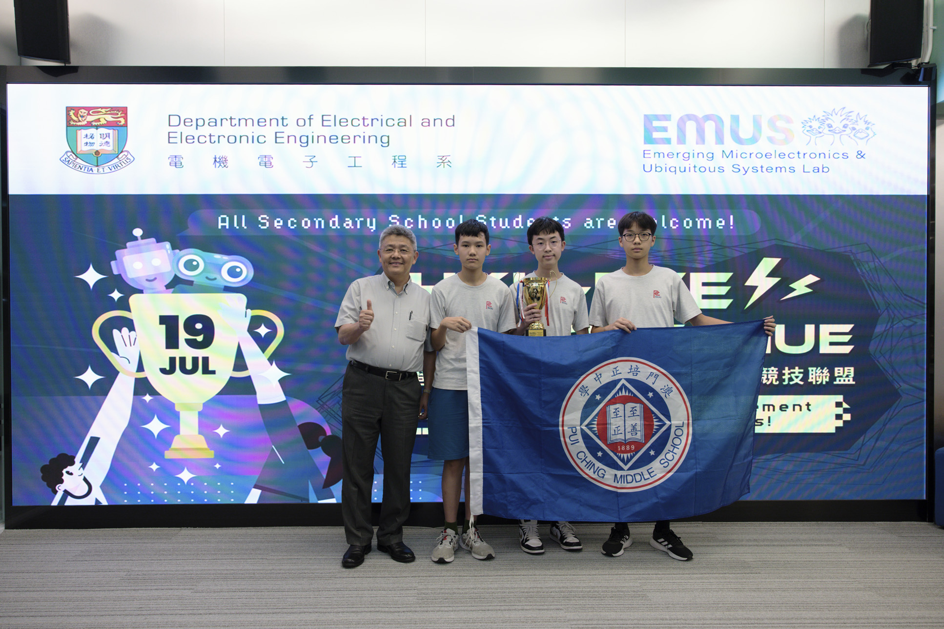 Dr. Victor Chung Sing LEE presented the Champion award for Mini Rescue Mission to the student team from the Pui Ching Middle School (Macau).