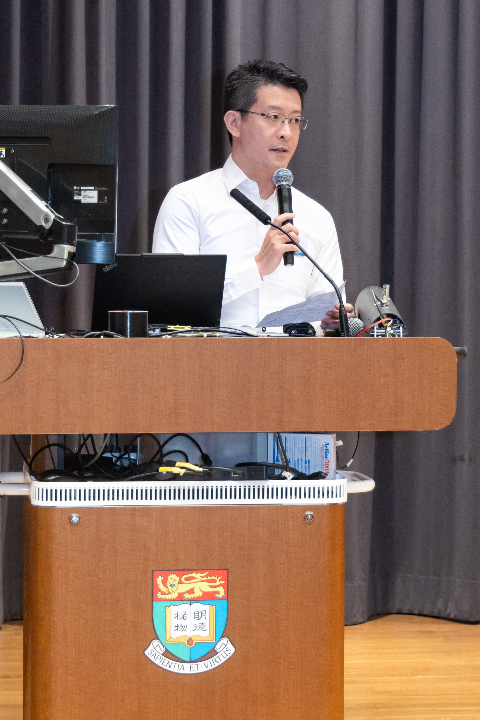 香港大學工程學院電機電子工程系主任黃凱斌教授為主論壇致閉幕辭。