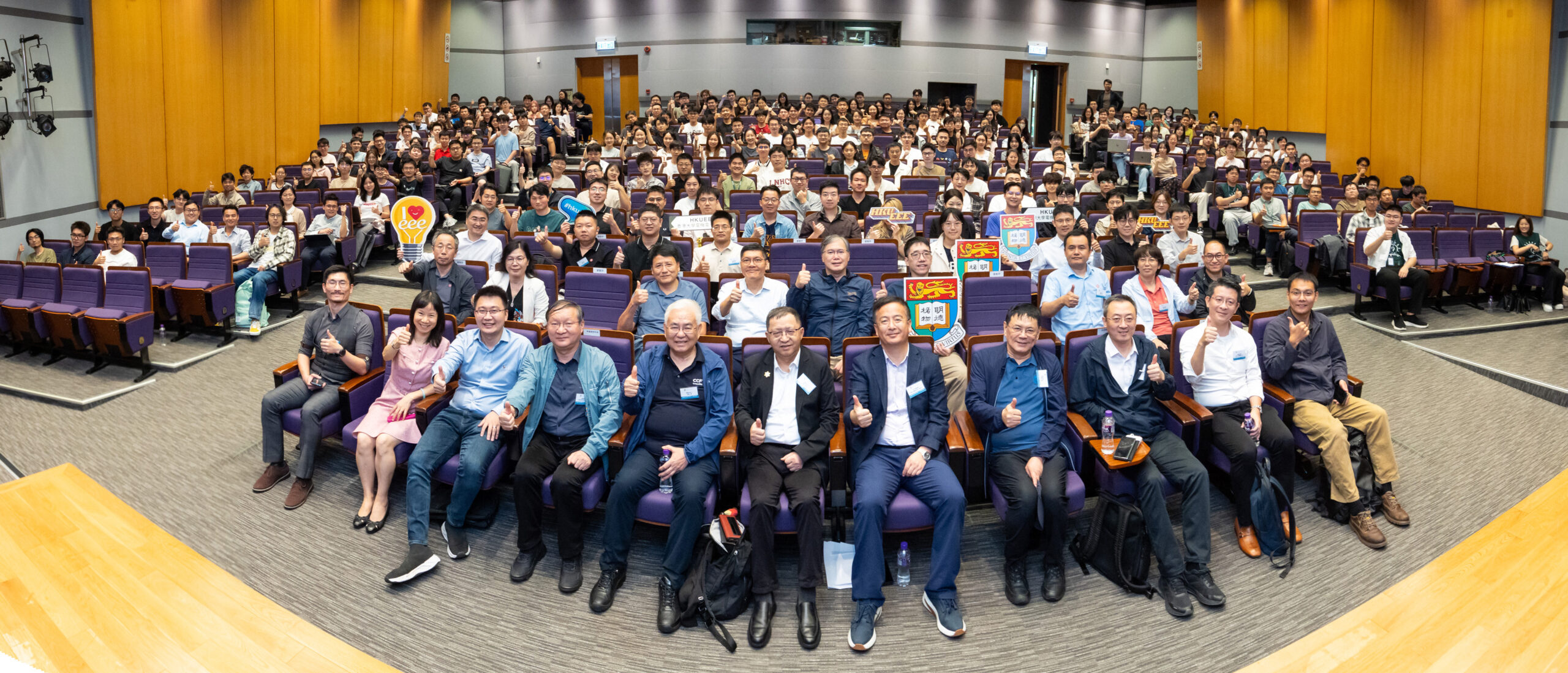 主論壇全體全體合影，定格這一重要時刻，見證學術交流的新篇章。