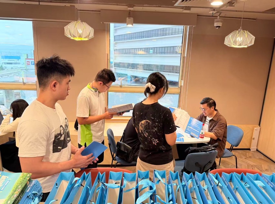 Students engaged in a Q&A session hosted by iFLYTEK representatives.