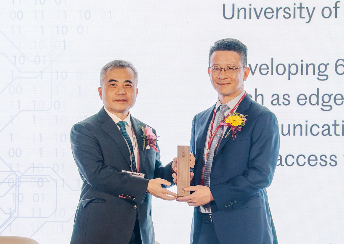 Professor Kaibin HUANG (right) is presented the Croucher Senior Research Fellowships 2026 by Guest of Honour The Honourable Mr Wong Yan-lung, GBM, SC, Former Trustee of Croucher Foundation (left).