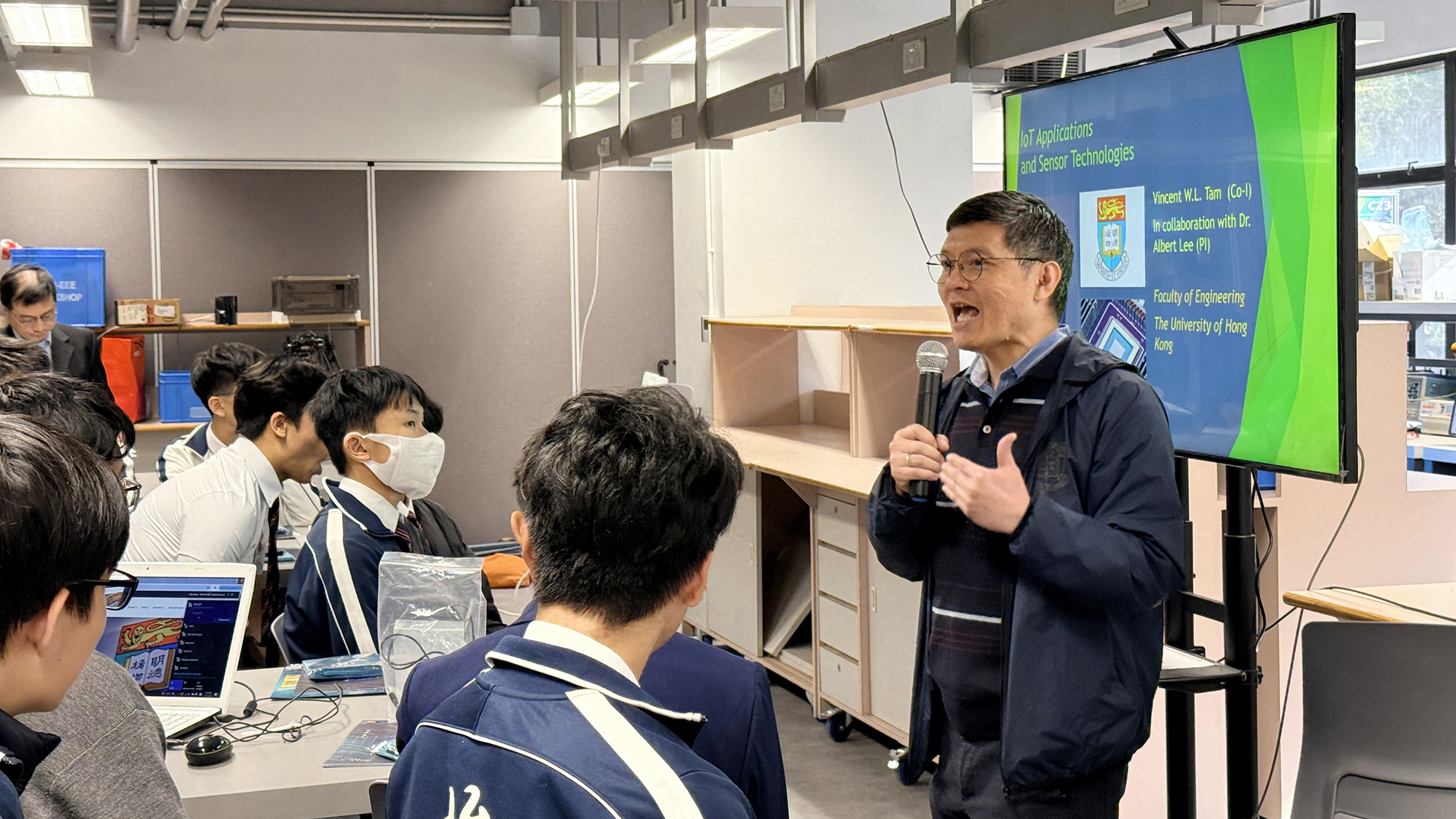 Dr. Vincent W.L. TAM from the Department of Electrical and Electronic Engineering delivered a talk on IoT Applications and Sensor Technologies.