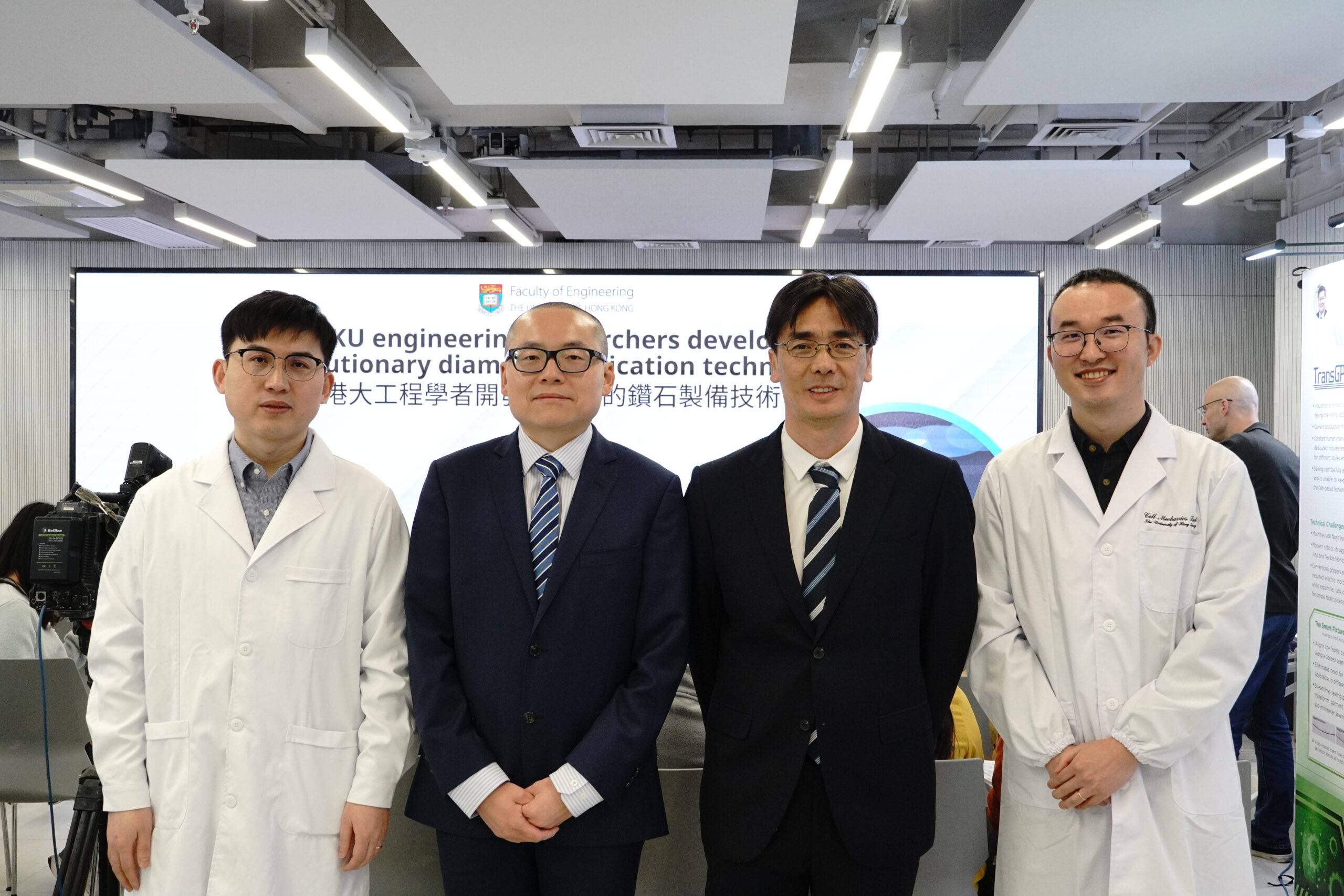 Group photo of Prof. Chu and Professor Yuan Lin from Department of Mechanical Engineering, and the reseacrh team teammates.