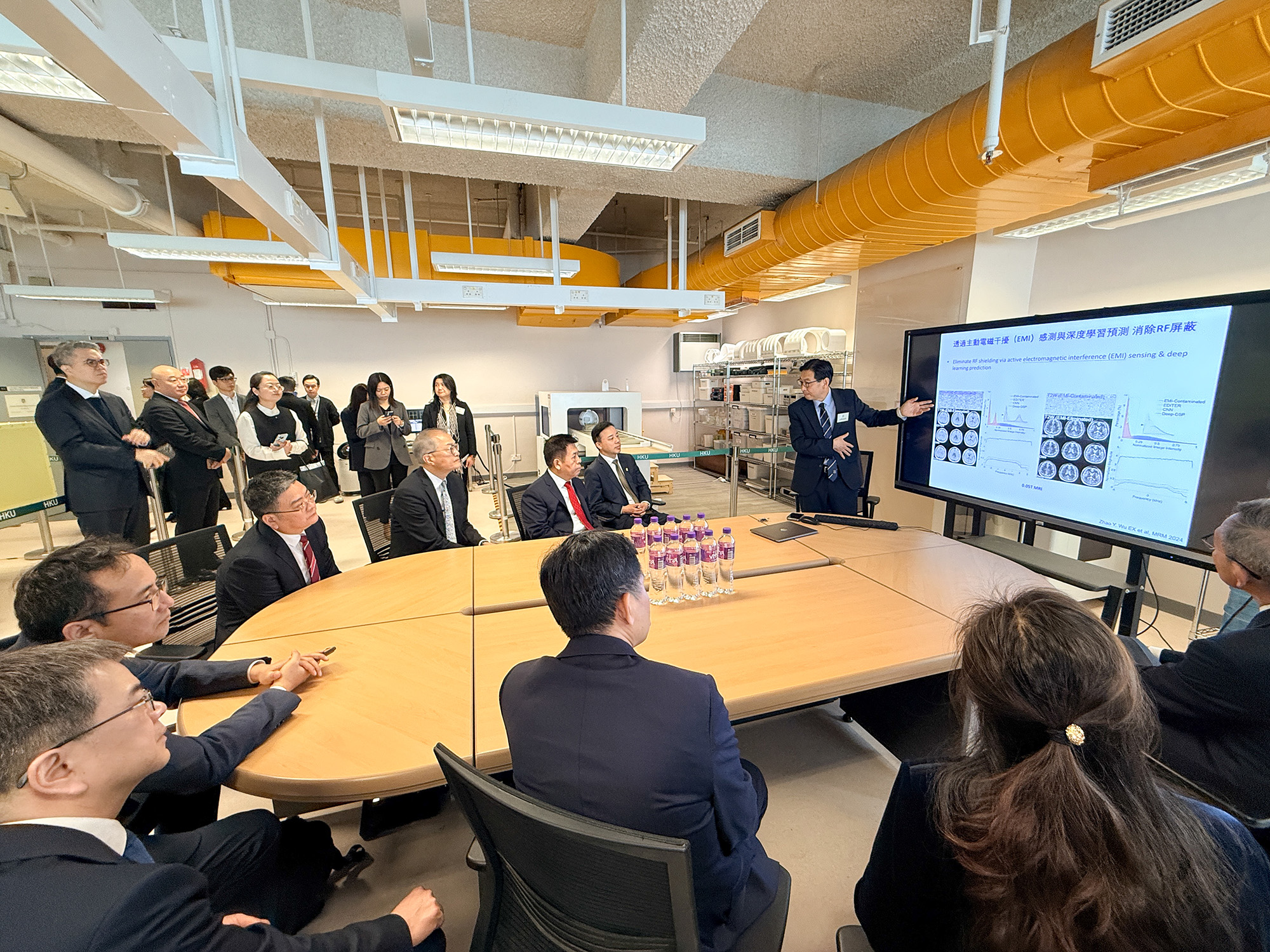 During the lab visit, Prof. WU introduced and demonstrated a groundbreaking ultra-low-field magnetic resonance imaging (MRI) technology.