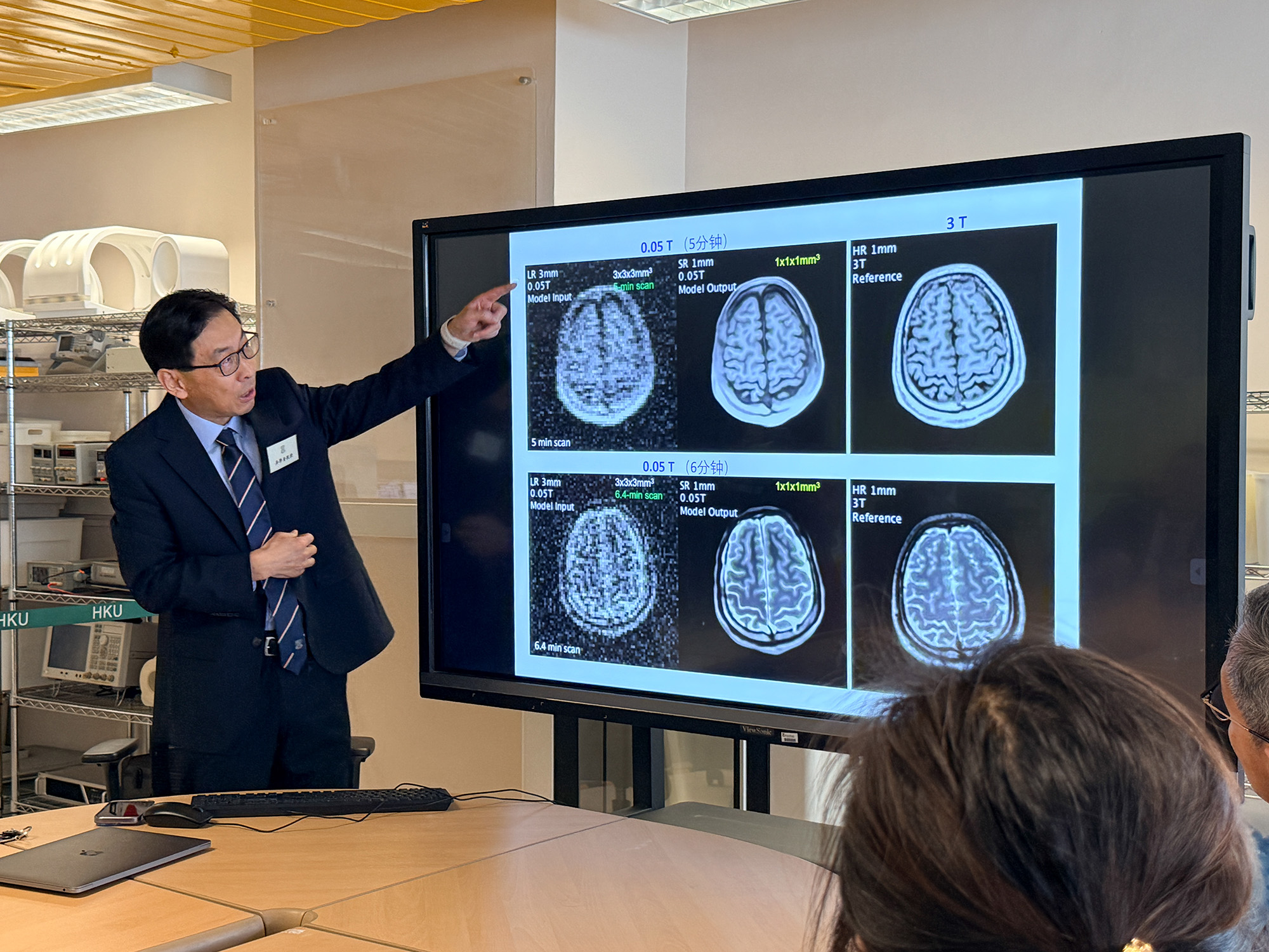 During the lab visit, Prof. WU introduced and demonstrated a groundbreaking ultra-low-field magnetic resonance imaging (MRI) technology.